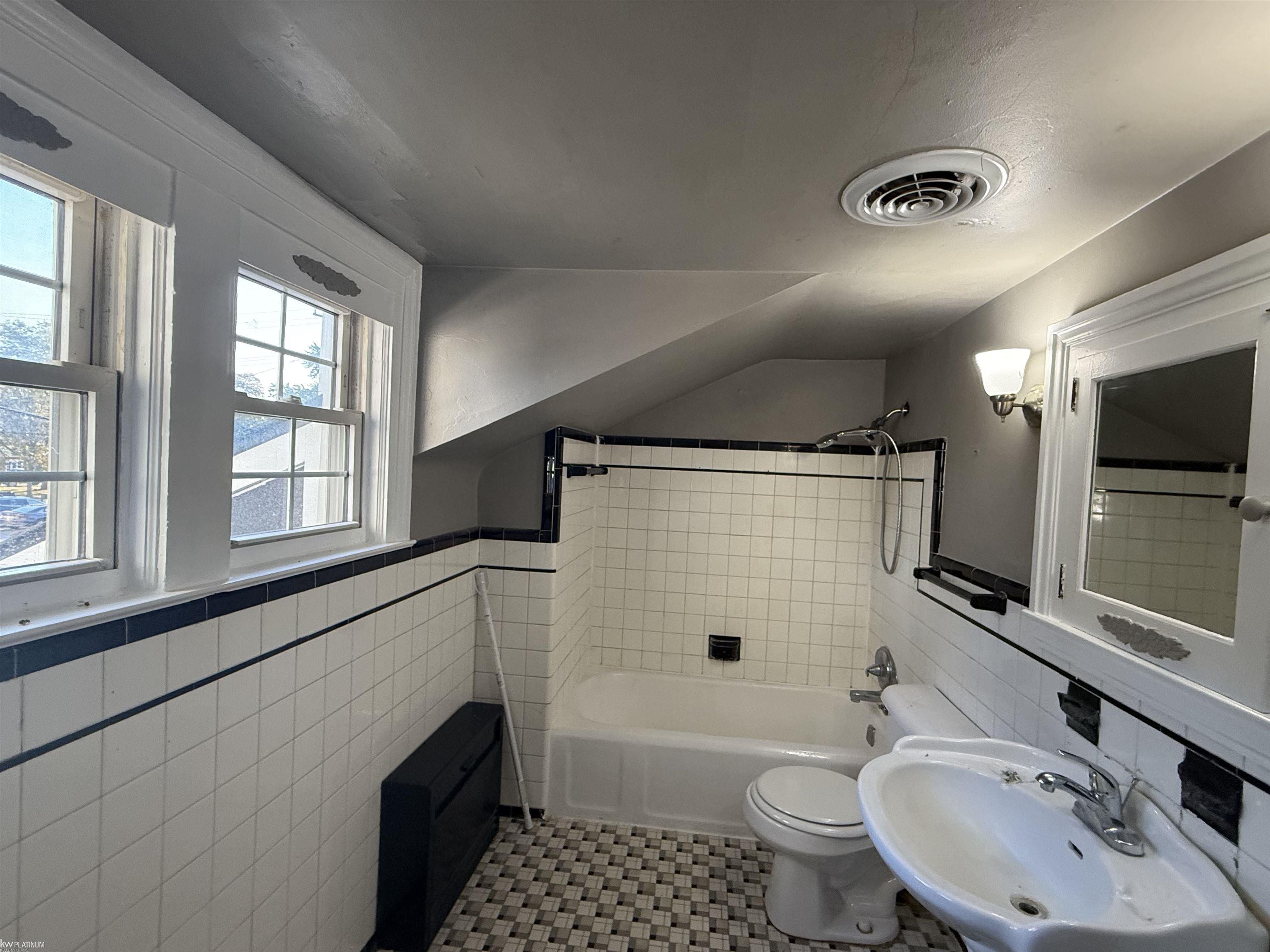 241 North Main Street, Unit UPPR Romeo, MI 48065 - Photo 13 of 16