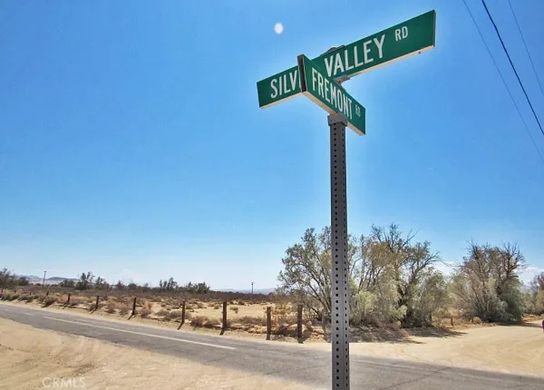 a street sign on a wall next to road