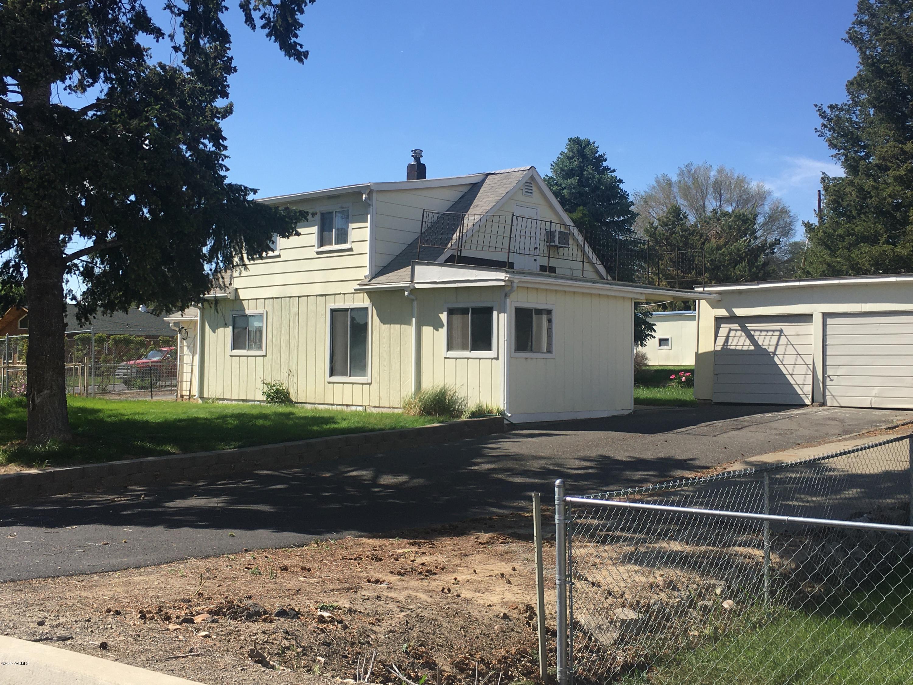 930 Lancaster Road Selah, WA 98942 - Photo 1 of 29 a front view of a house with garden