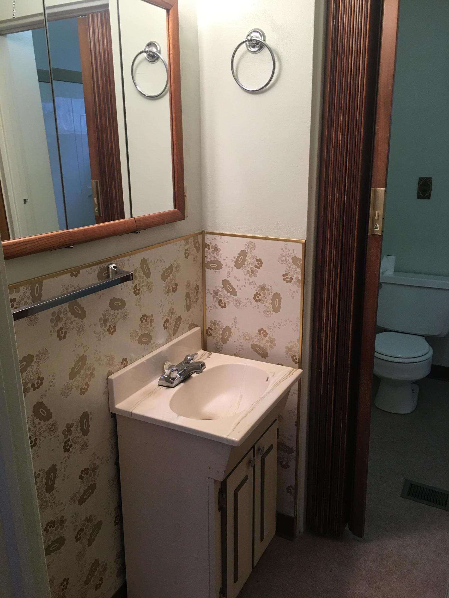 930 Lancaster Road Selah, WA 98942 - Photo 12 of 29 a bathroom with a sink and a mirror