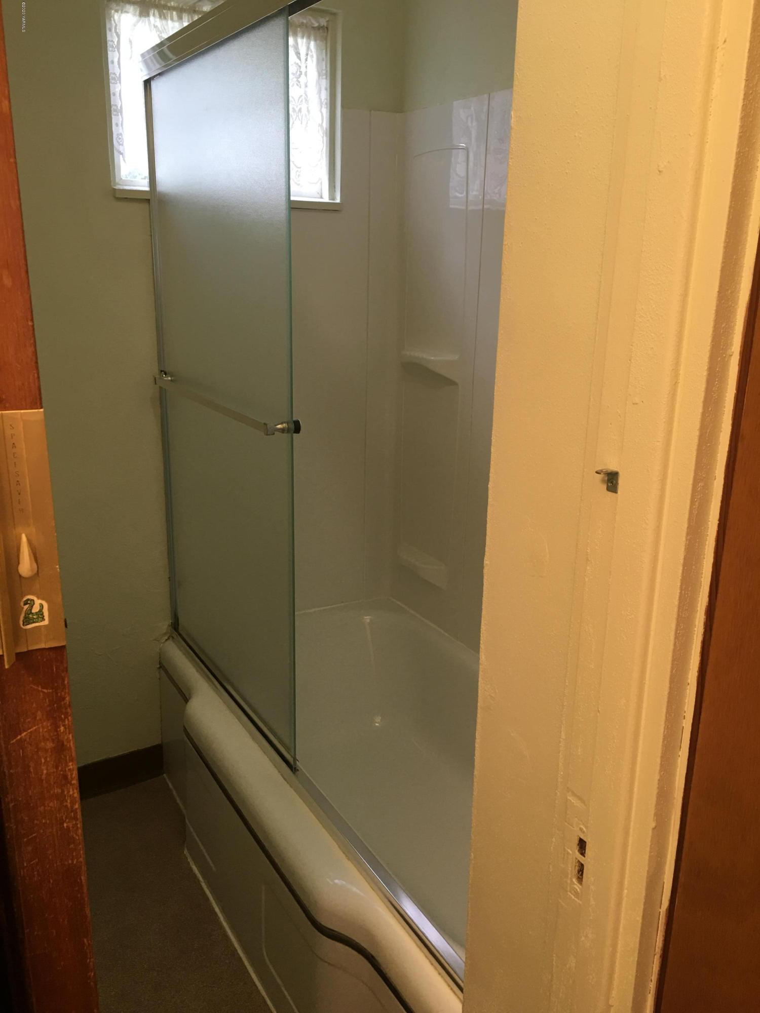 930 Lancaster Road Selah, WA 98942 - Photo 13 of 29 a bathroom with a bathtub