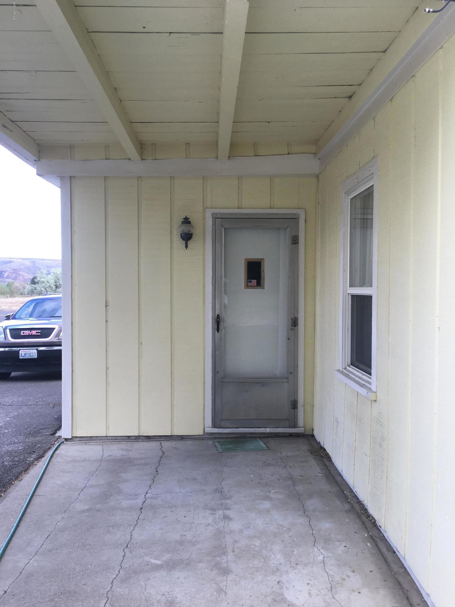930 Lancaster Road Selah, WA 98942 - Photo 3 of 29 a view of a car garage door and a wooden floor