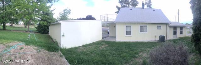 930 Lancaster Road Selah, WA 98942 - Photo 22 of 29 a view of a white house with a yard