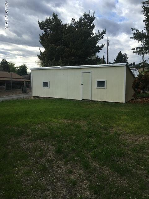 930 Lancaster Road Selah, WA 98942 - Photo 23 of 29 a view of a backyard