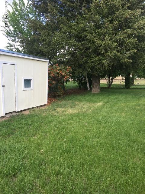 930 Lancaster Road Selah, WA 98942 - Photo 24 of 29 a view of a backyard with large trees