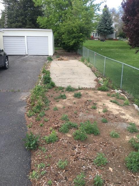 930 Lancaster Road Selah, WA 98942 - Photo 29 of 29 a view of a backyard