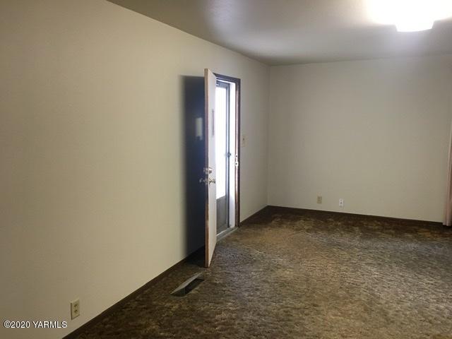 930 Lancaster Road Selah, WA 98942 - Photo 4 of 29 a view of an empty room and window