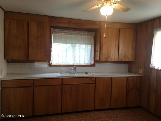930 Lancaster Road Selah, WA 98942 - Photo 6 of 29 a bathroom with a sink and a mirror