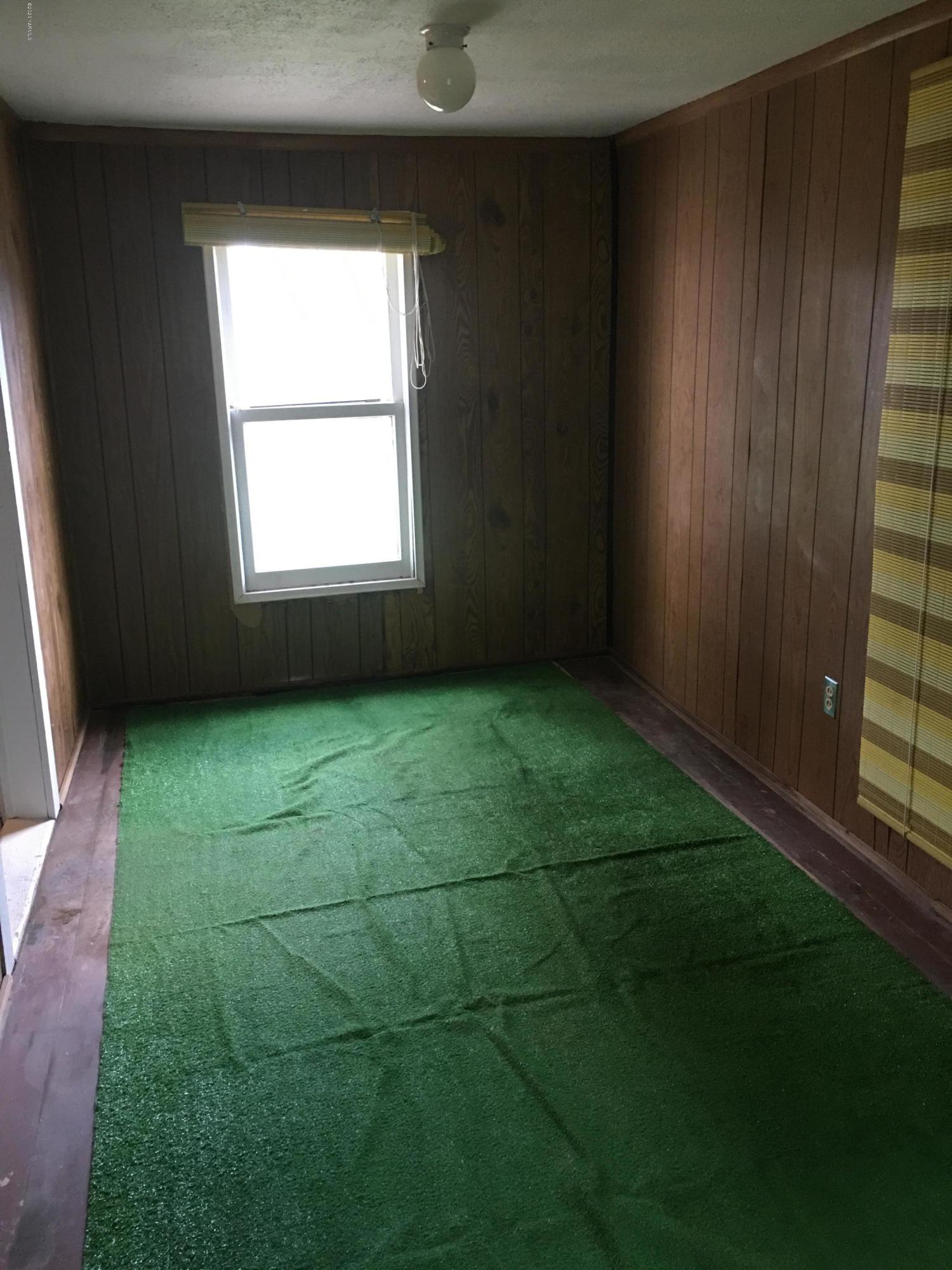 930 Lancaster Road Selah, WA 98942 - Photo 9 of 29 an empty room with a window