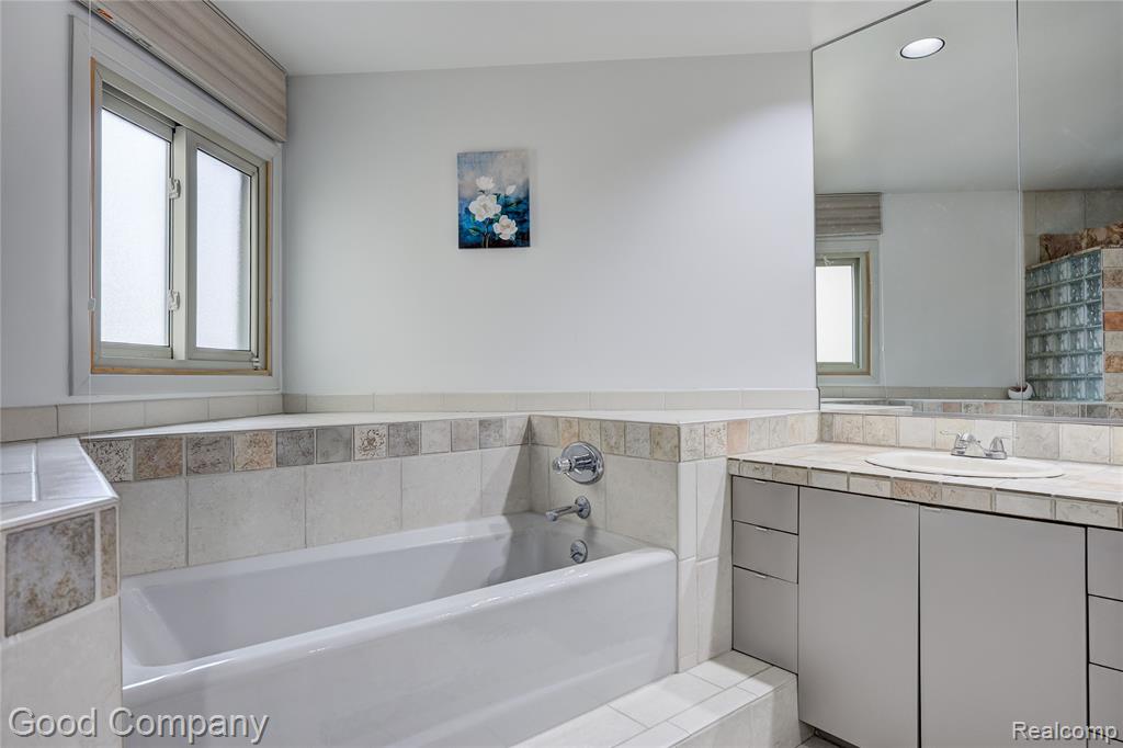 6255 Celeste Road West Bloomfield, MI 48322 - Photo 29 of 50