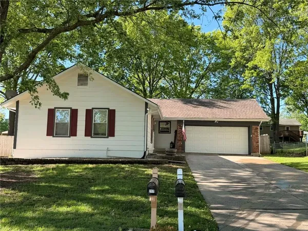$259,000 | 220 Southwest Richwood Lane, Blue Springs, MO 64014
