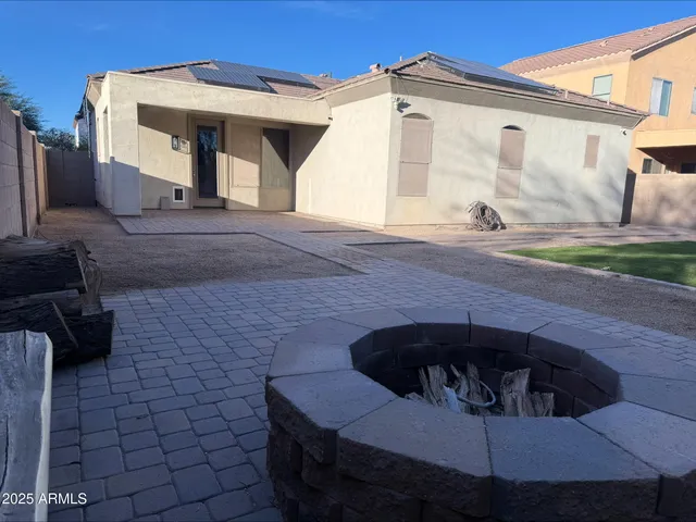 a view of a backyard