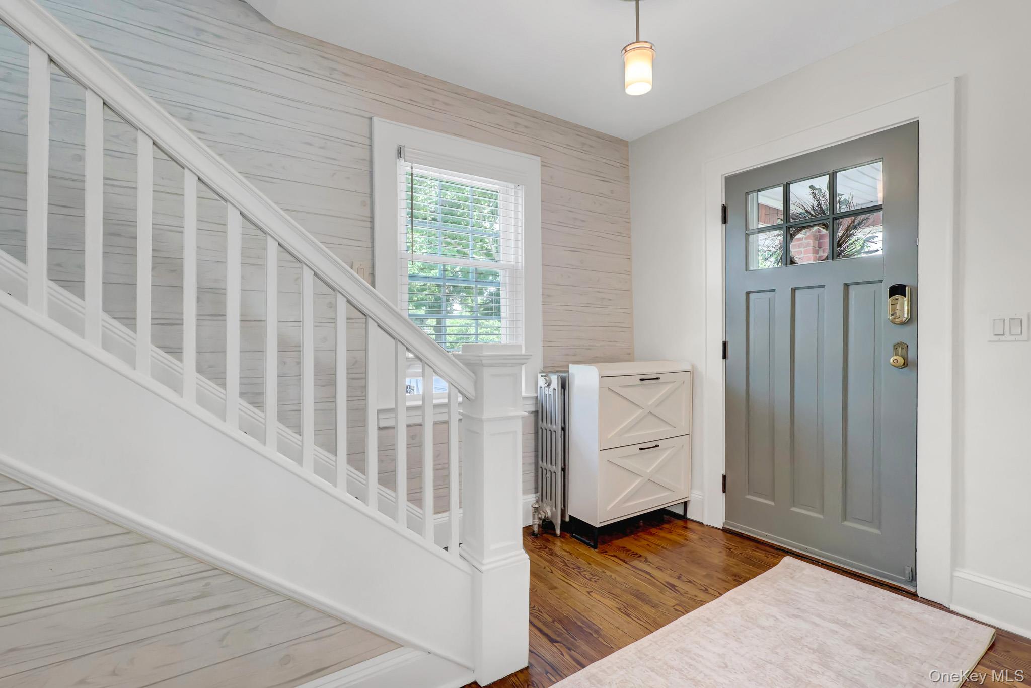 147 Locust Avenue Babylon, NY 11702 - Photo 3 of 31
