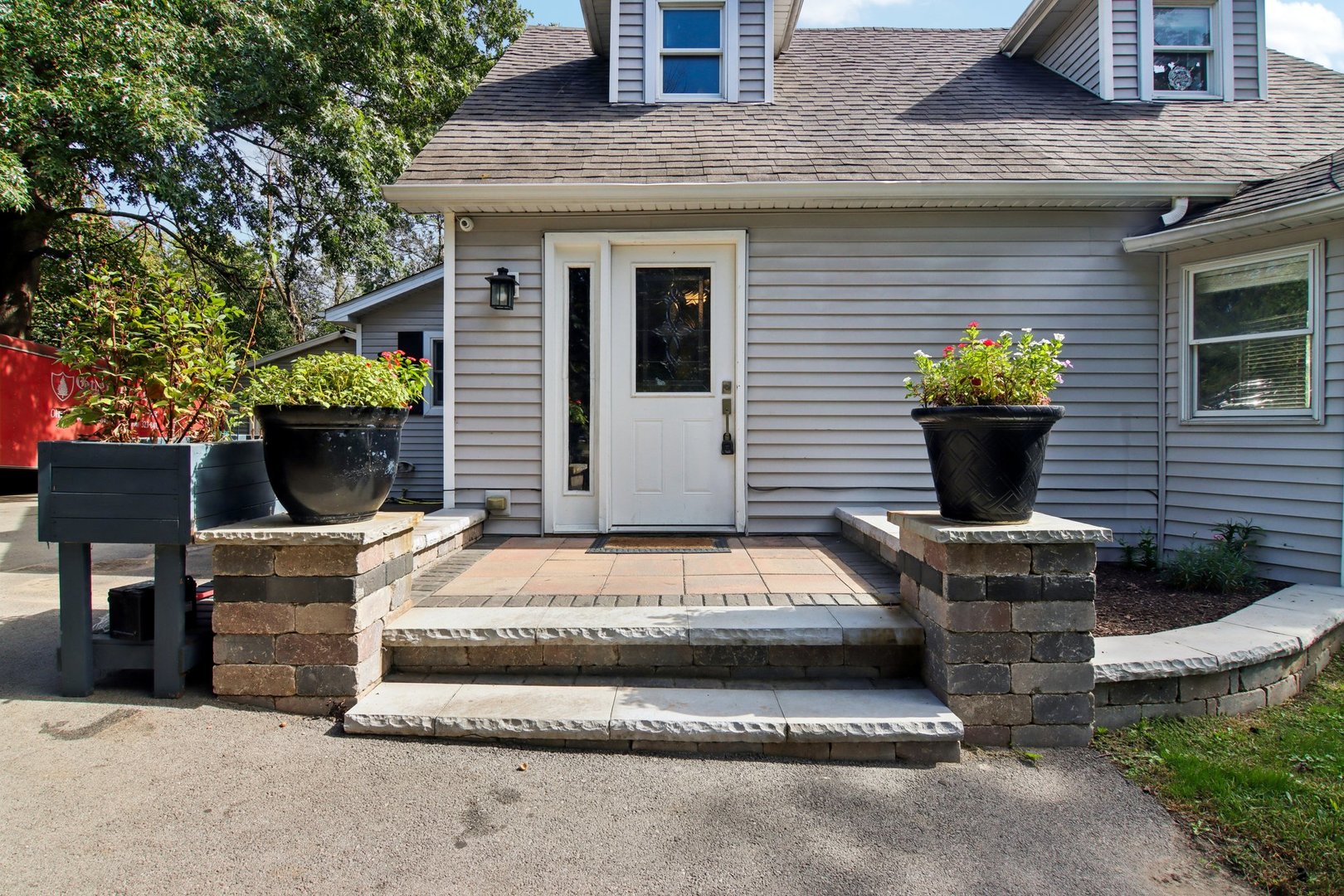 806 Spencer Street Joliet, IL 60433 - Photo 5 of 49 a view of a house with sitting area