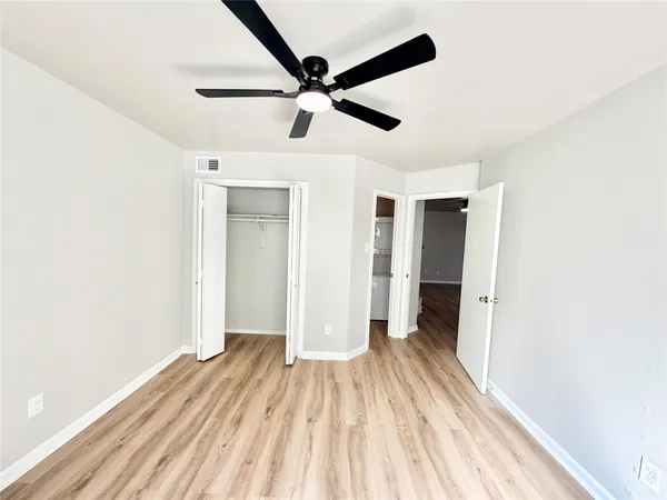 a view of a livingroom with a ceiling fan