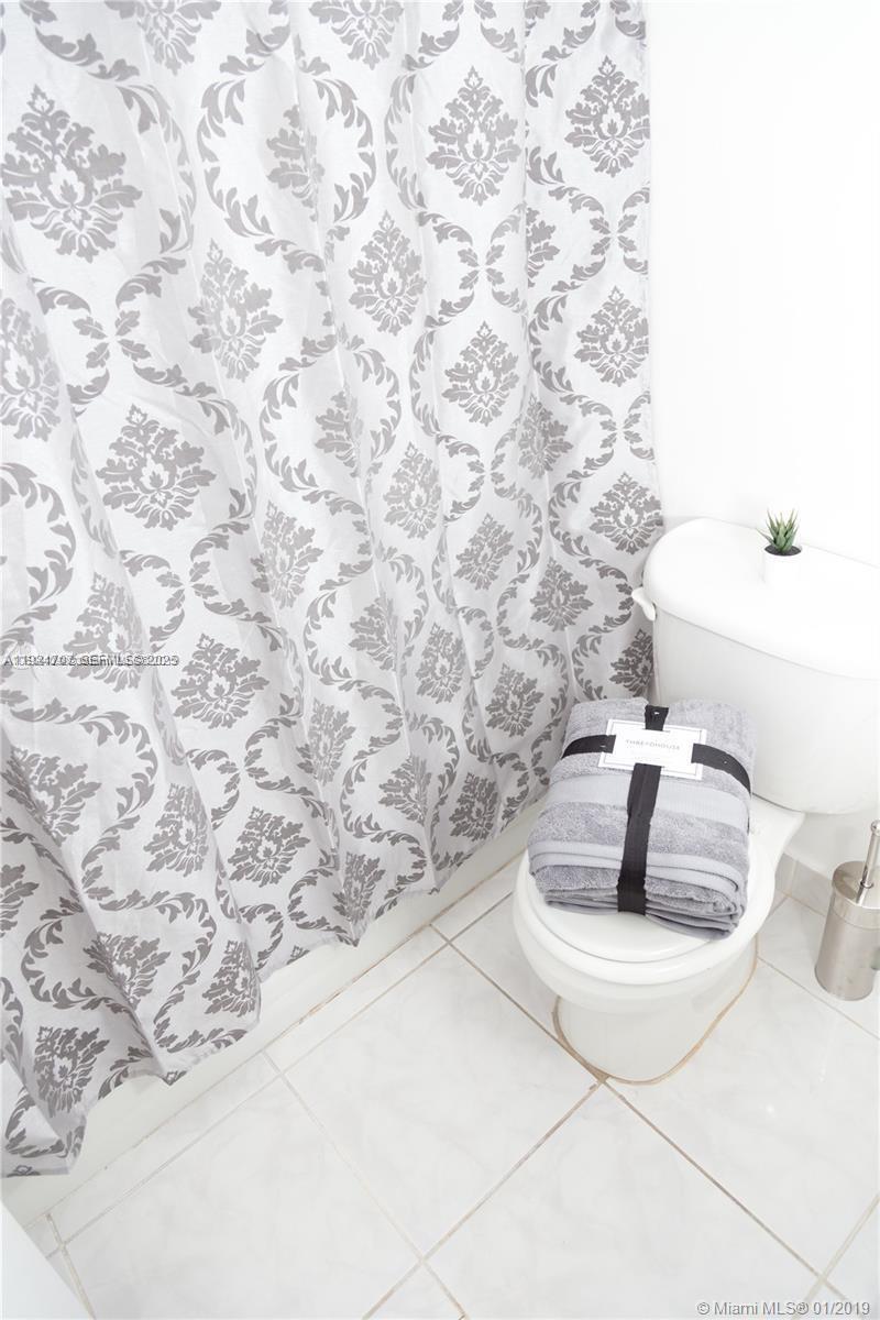 100 Lincoln Road, Unit 1216 Miami Beach, FL 33139 - Photo 3 of 7 a close view of light