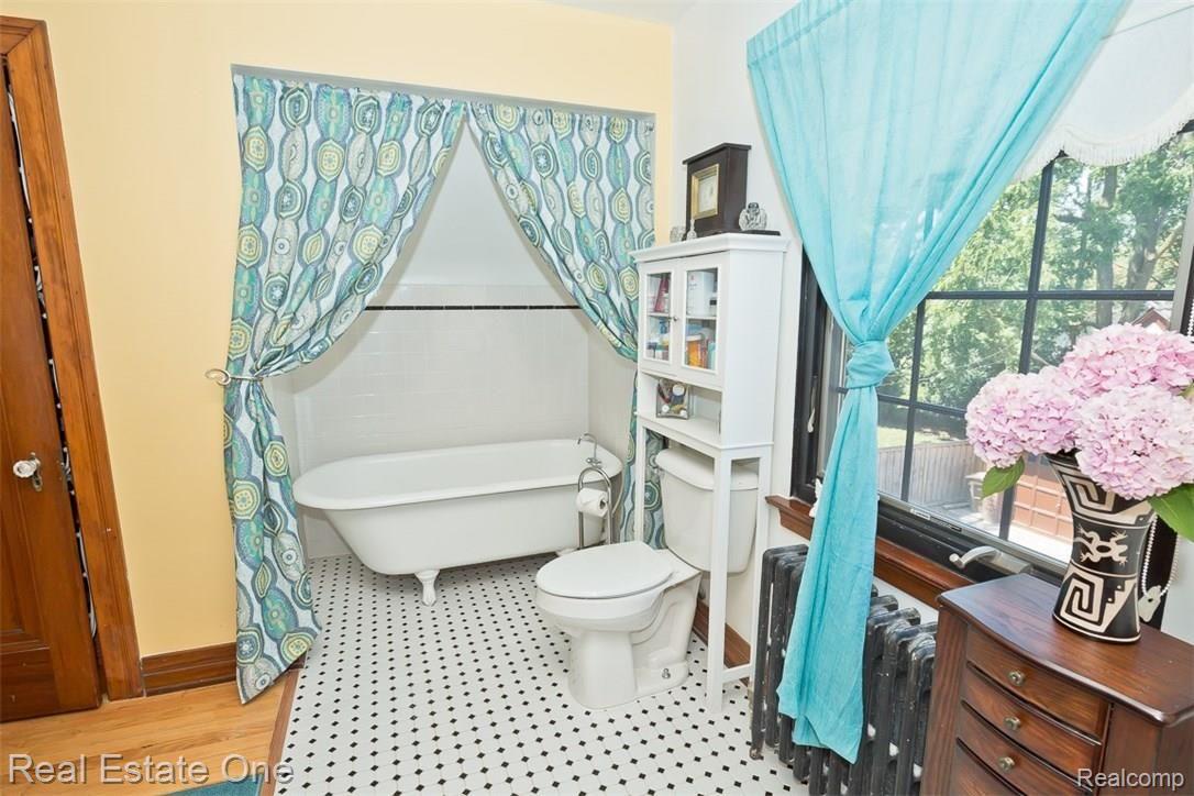 112 Cherokee Road Pontiac, MI 48341 - Photo 39 of 48 huge mas. bath w/clawfoot soaker tub