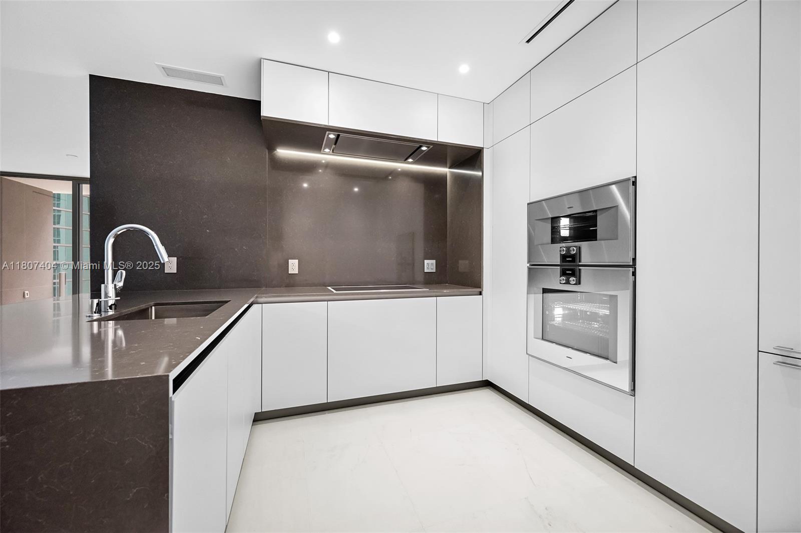 300 Biscayne Blvd Way, Unit 3509 Miami, FL 33131 - Photo 34 of 52