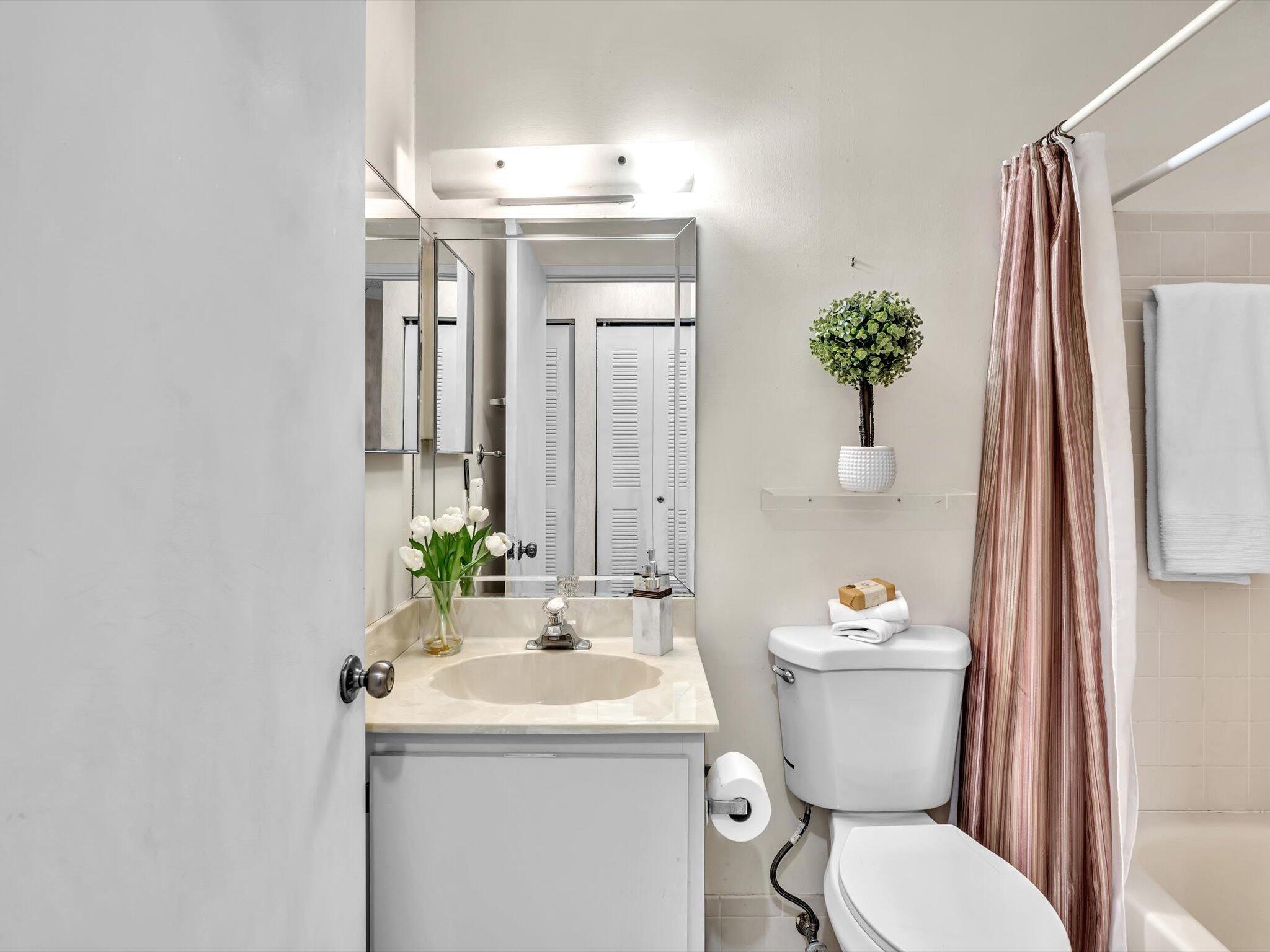 8920 Sunscape Lane Boca Raton, FL 33496 - Photo 20 of 43 2nd bath