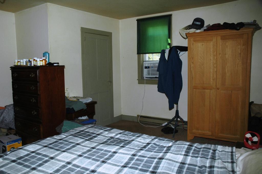 91 Old County Road Madison, ME 04950 - Photo 12 of 42 Mastebed room & half bath