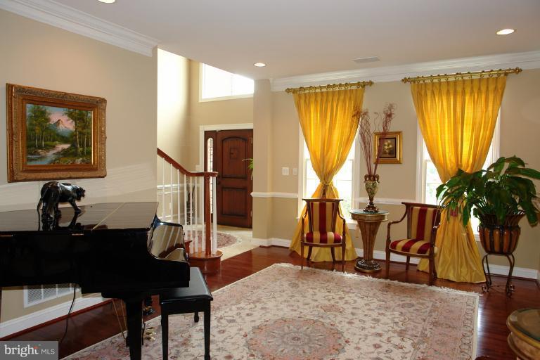 12107 Sheets Farm Road North Potomac, MD 20878 - Photo 28 of 30 Living Room