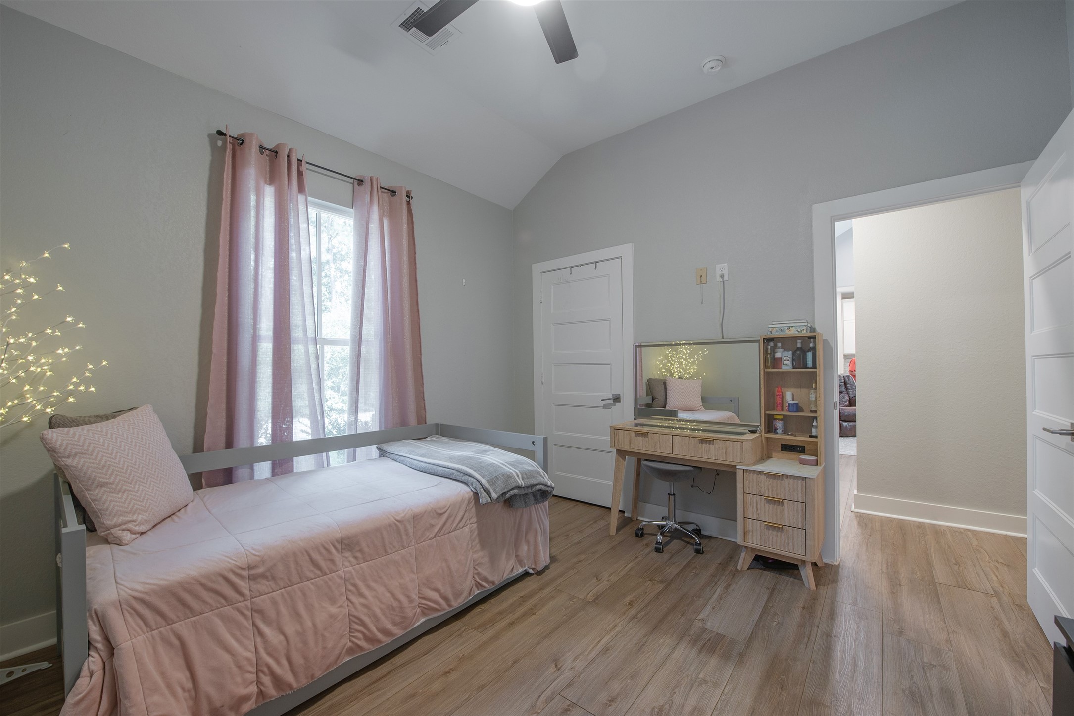28406 Riley Road Waller, TX 77484 - Photo 20 of 31 Secondary bedroom, guest bedroom, grandkids sleepover.