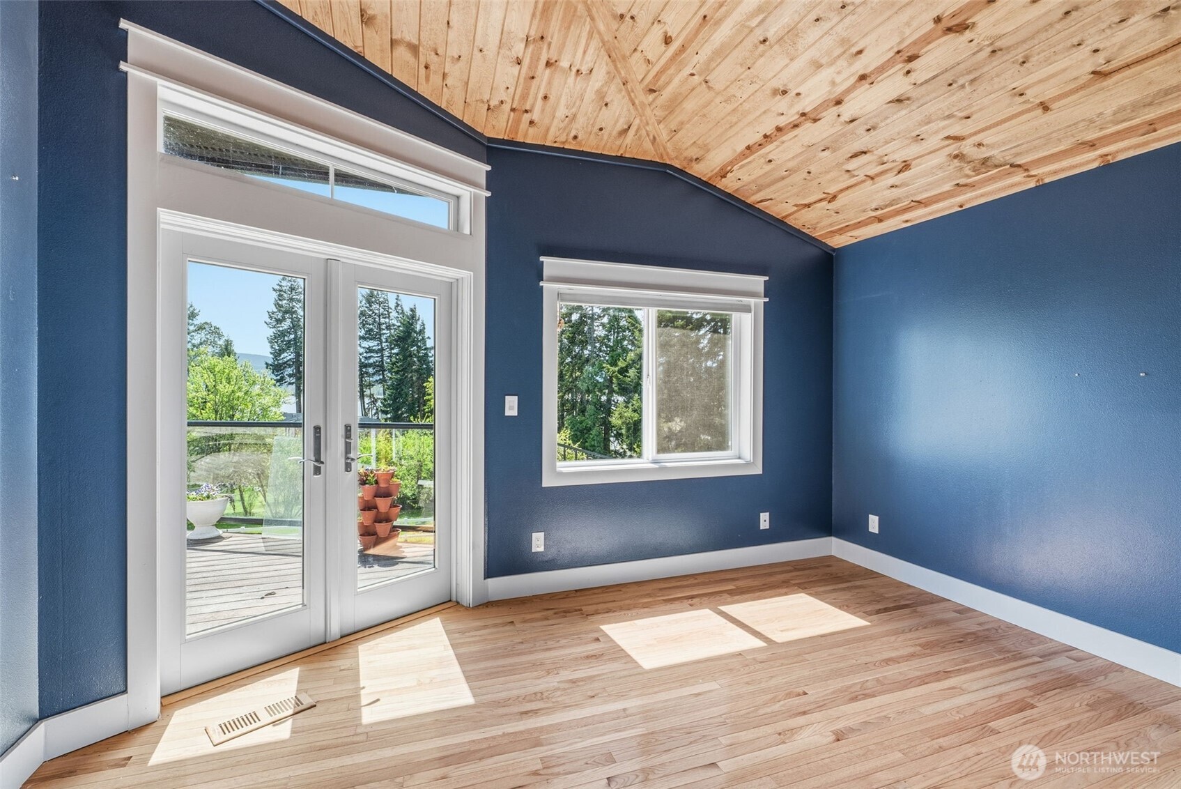 16 Little Cape Horn Road Cathlamet, WA 98612 - Photo 17 of 32 a view of empty room with wooden floor and fan