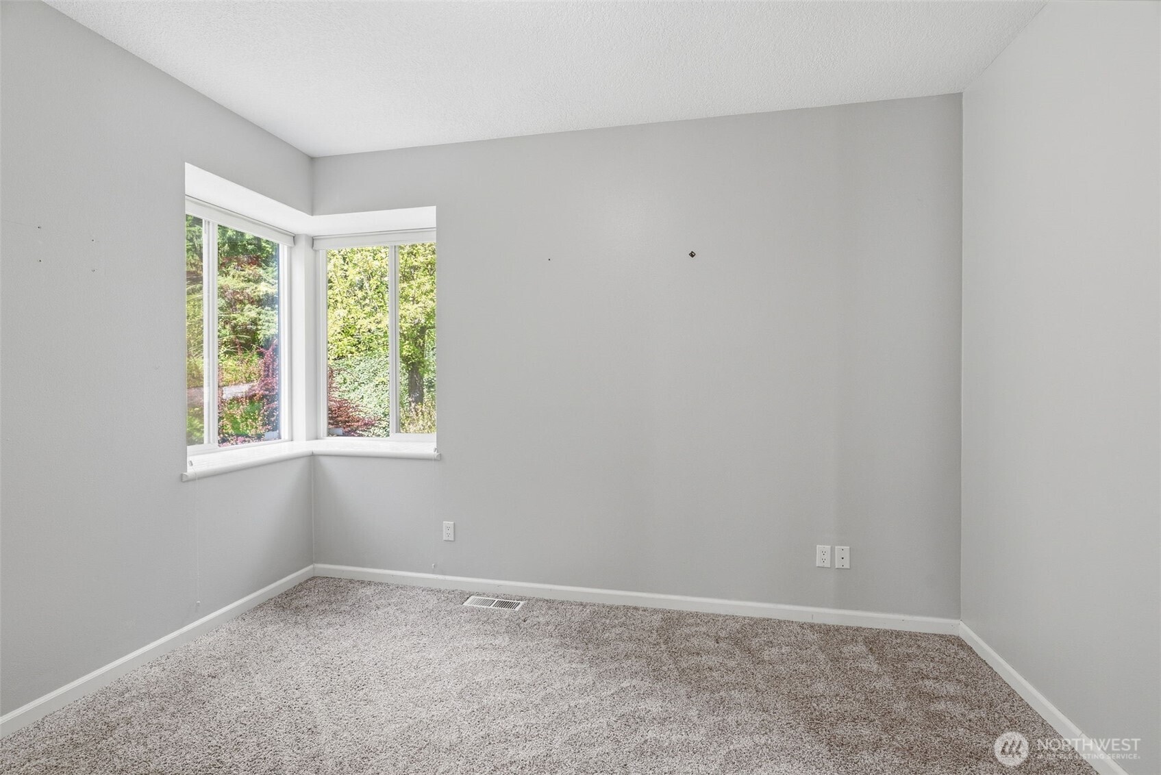 16 Little Cape Horn Road Cathlamet, WA 98612 - Photo 19 of 32 an empty room with a window