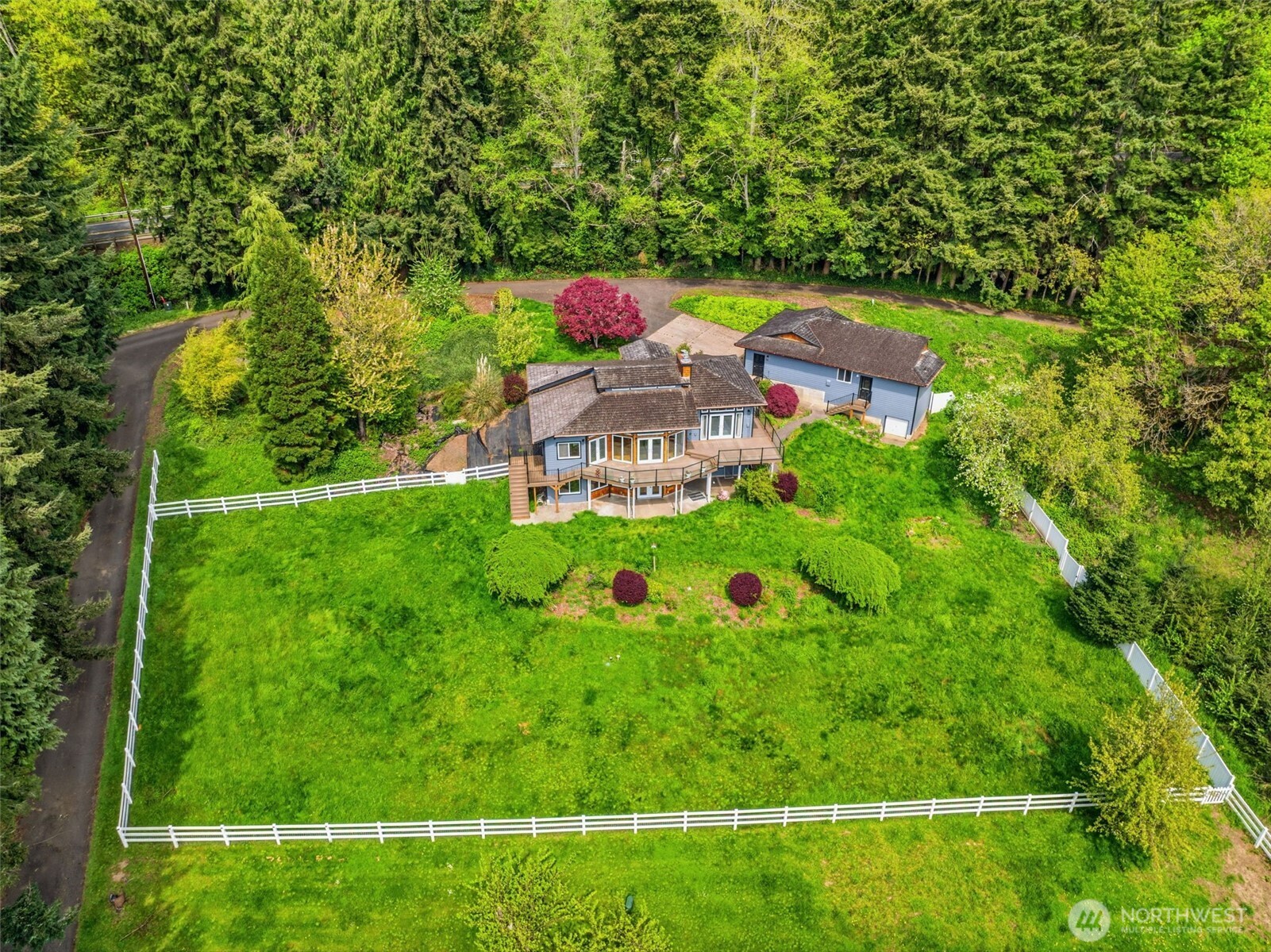 16 Little Cape Horn Road Cathlamet, WA 98612 - Photo 2 of 32 a backyard of a house with lots of green space