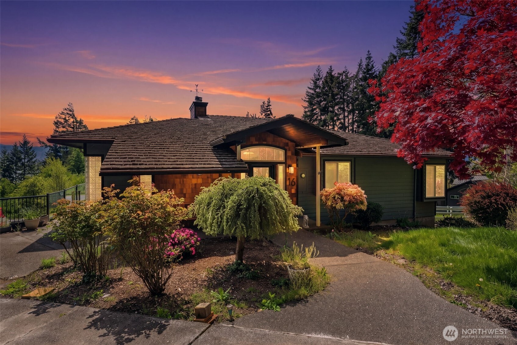 16 Little Cape Horn Road Cathlamet, WA 98612 - Photo 3 of 32 a front view of a house with garden