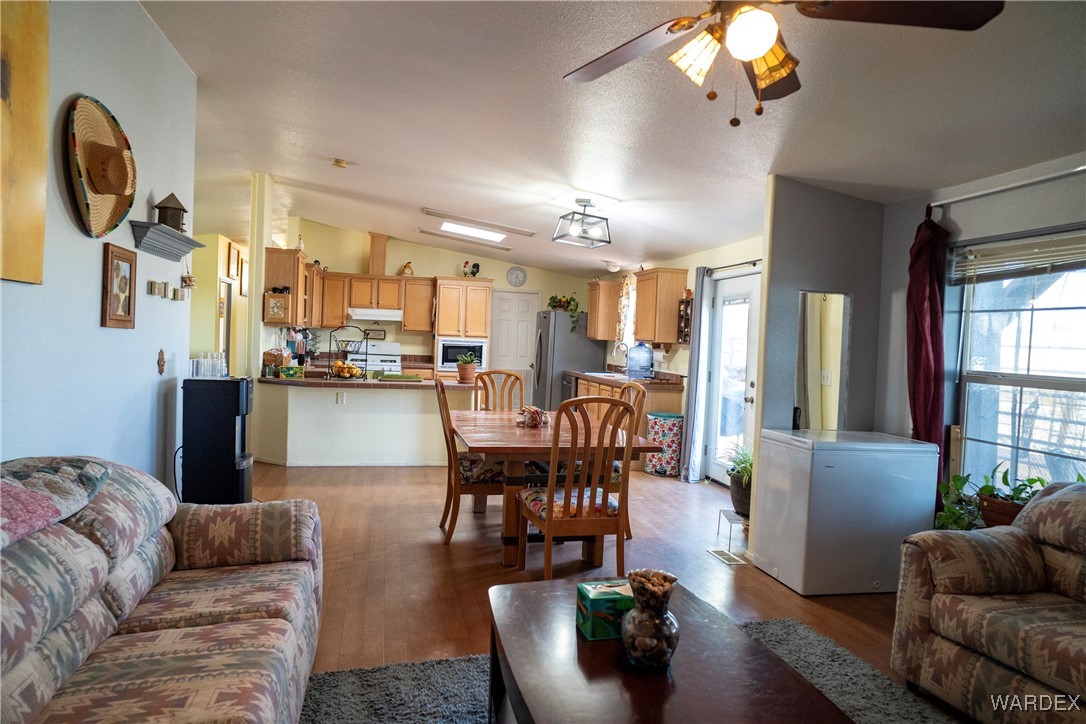 7190 East Red Barrel Road Yucca, AZ 86438 - Photo 17 of 65 Family Room Opens to Kitchen
