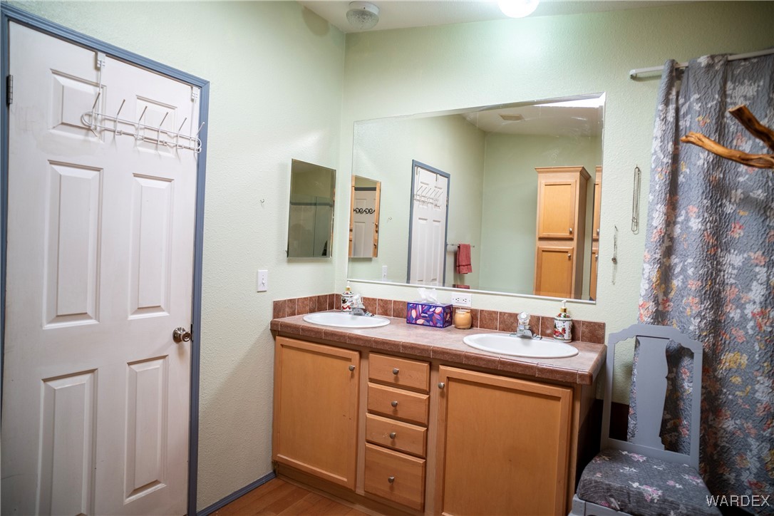 7190 East Red Barrel Road Yucca, AZ 86438 - Photo 22 of 65 Master Bathroom