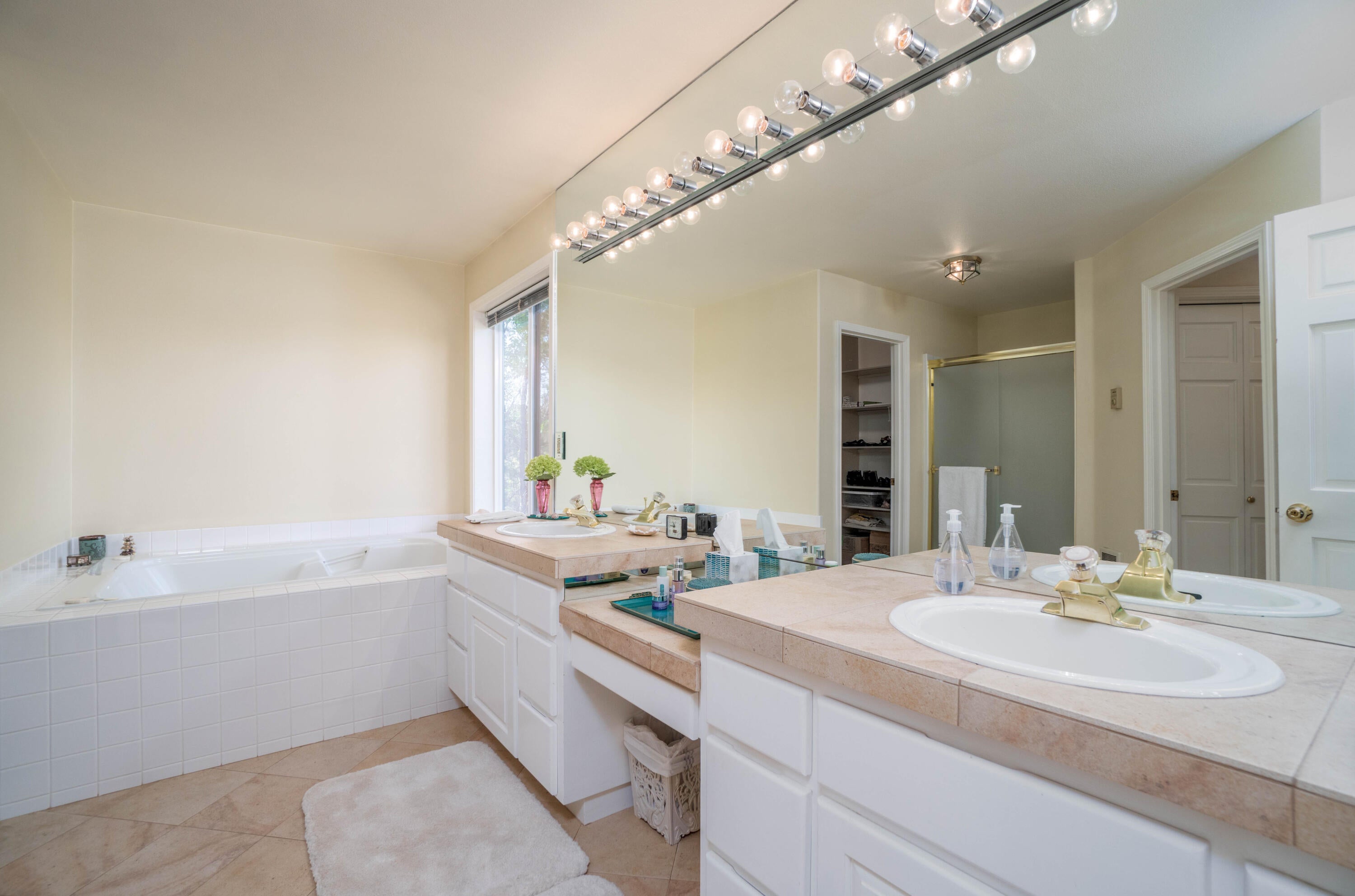 60905 Jennings Road Bend, OR 97702 - Photo 19 of 41 Primary En Suite