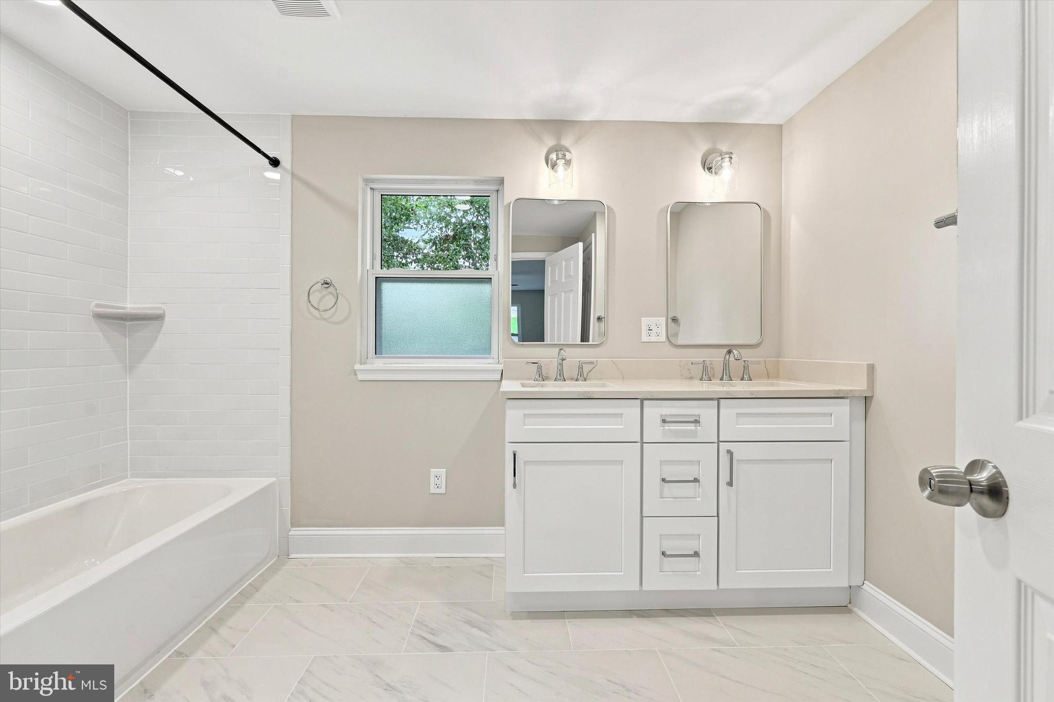 6 Red Hill Road Aston, PA 19014 - Photo 14 of 28 Primary Attached Bath