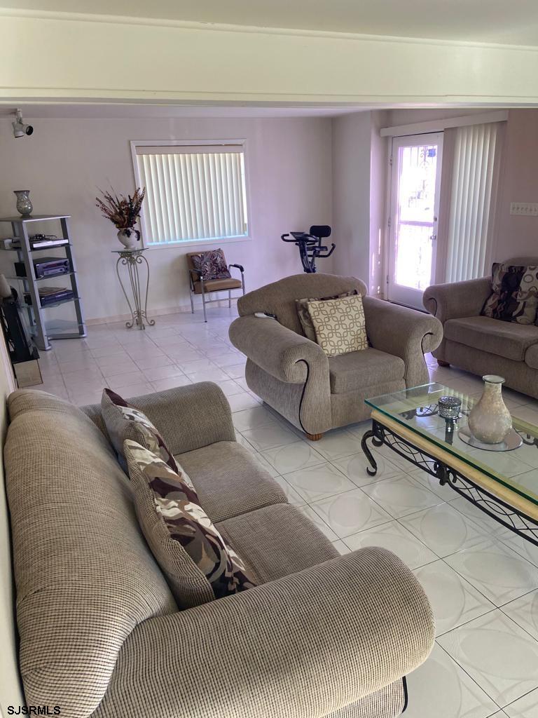730 Warrena Road Atlantic City, NJ 08401 - Photo 3 of 17 a living room with furniture gym equipment and windows