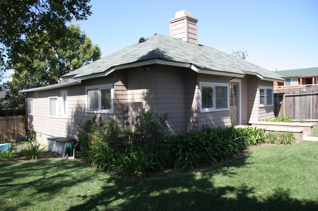 30 South Salinas Street, Unit D Santa Barbara, CA 93103 - Photo 4 of 19 a front view of a house with a yard