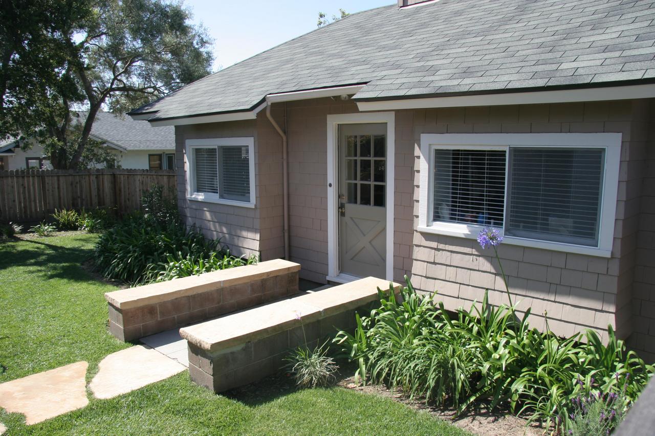 30 South Salinas Street, Unit D Santa Barbara, CA 93103 - Photo 5 of 19 a front view of a house with garden