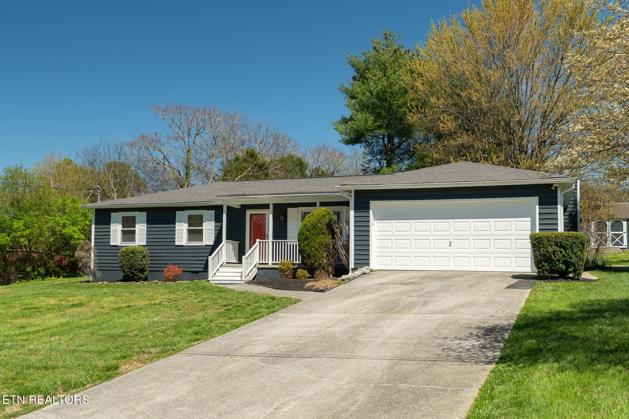 520 Harrow Road Knoxville, TN 37934 - Photo 2 of 42 a front view of a house with garden
