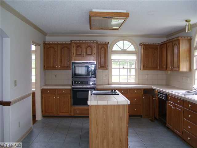 8016 Glengarriff Road Clemmons, NC 27012 - Photo 3 of 10 Kitchen.