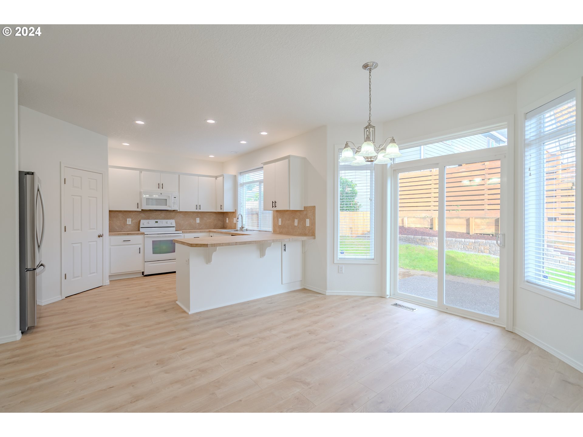 314 South 34th Place Ridgefield, WA 98642 - Photo 12 of 48 a view of kitchen with refrigerator and window