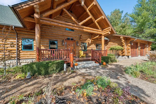 a view of a house with backyard and porch