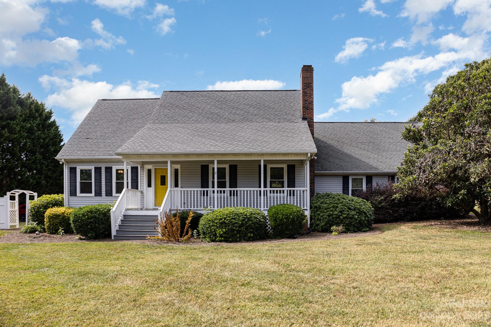 15531 Stumptown Road Huntersville, NC 28078 - Photo 3 of 35 a front view of a house with garden