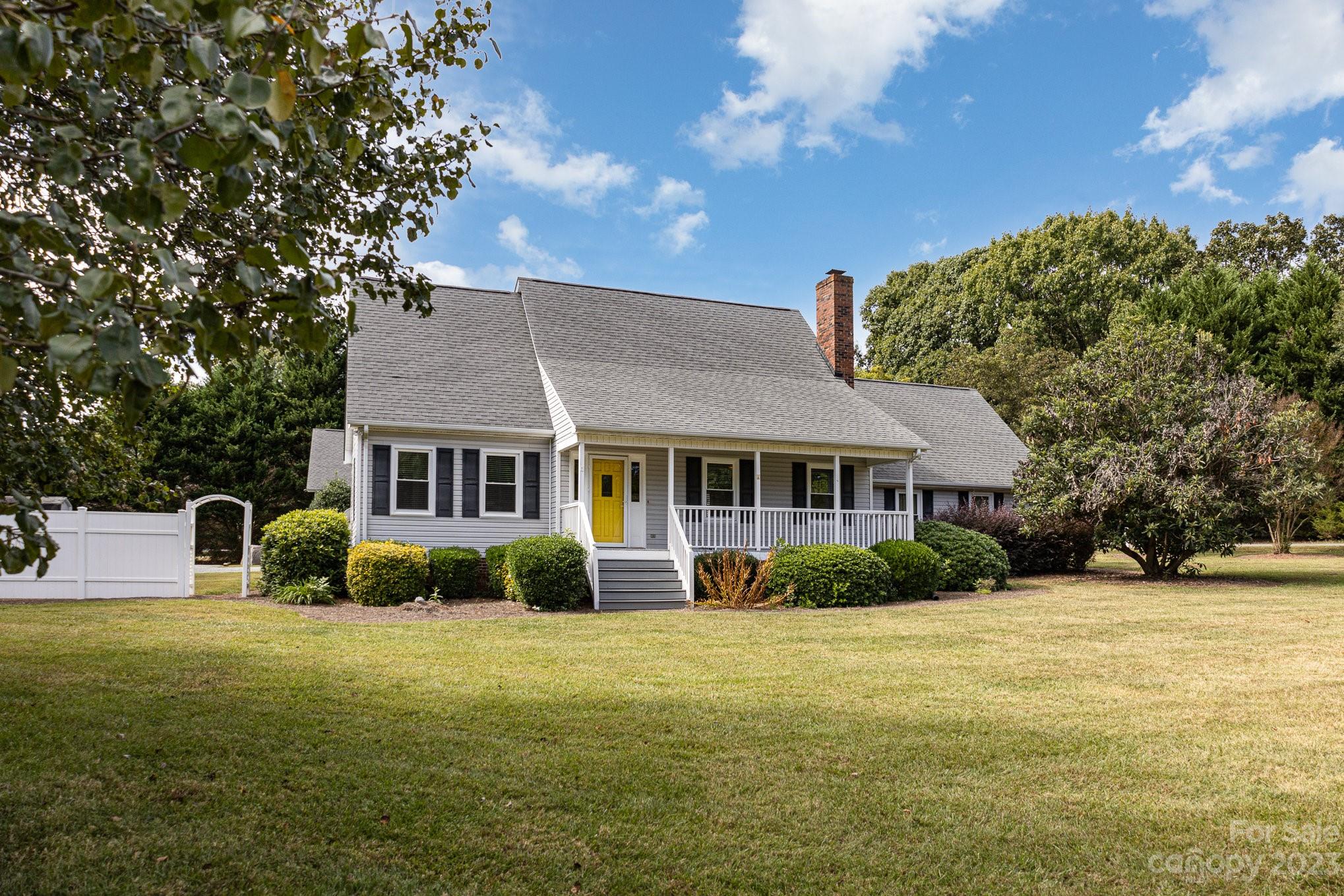 15531 Stumptown Road Huntersville, NC 28078 - Photo 4 of 35 a front view of a house with garden