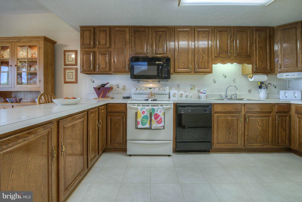138 Rhett Butler Drive Bumpass, VA 23024 - Photo 22 of 30 Kitchen