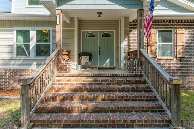 a view of entryway with a front door