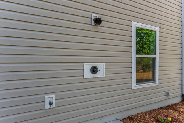 a view of entryway of the house