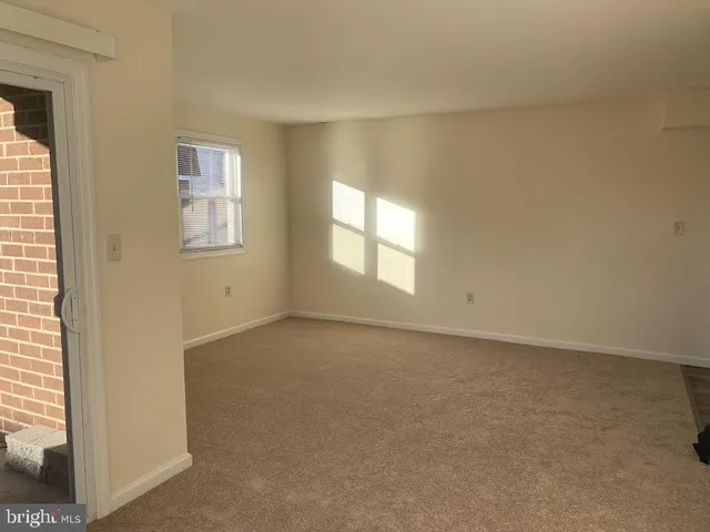 a view of empty room with window