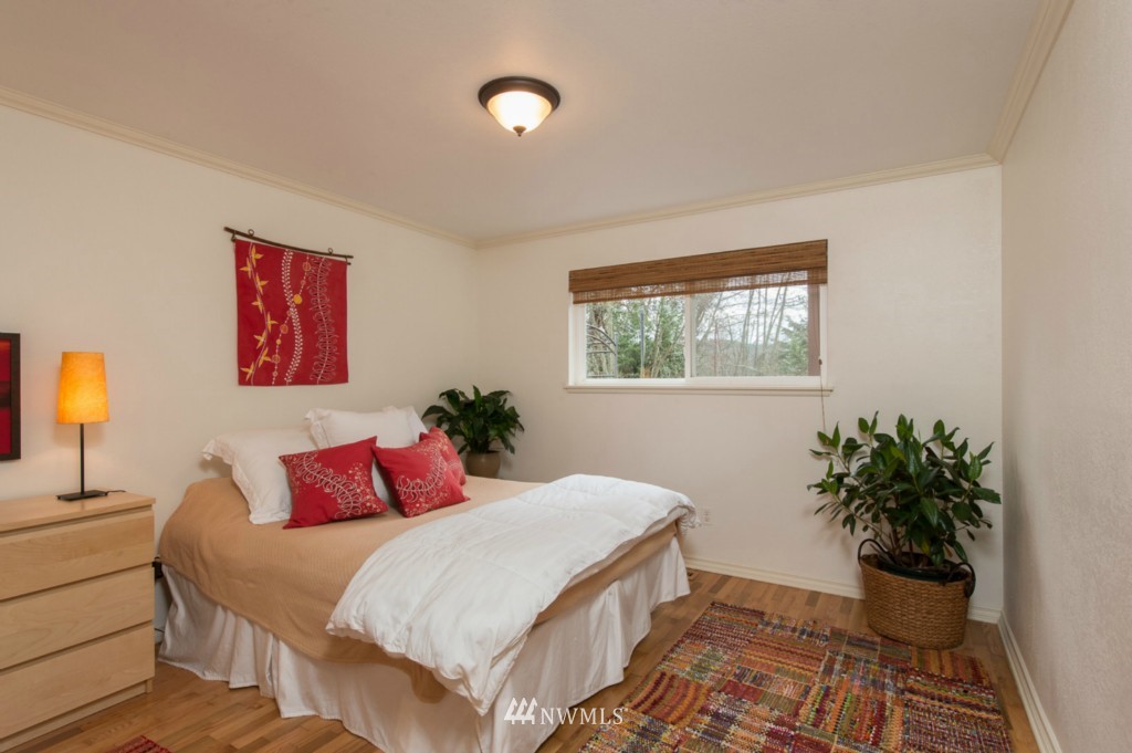 23226 Kingsbury Road Southwest Vashon, WA 98070 - Photo 11 of 24 Gallery Image 11
