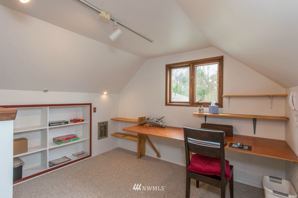 23226 Kingsbury Road Southwest Vashon, WA 98070 - Photo 12 of 24 Gallery Image 12