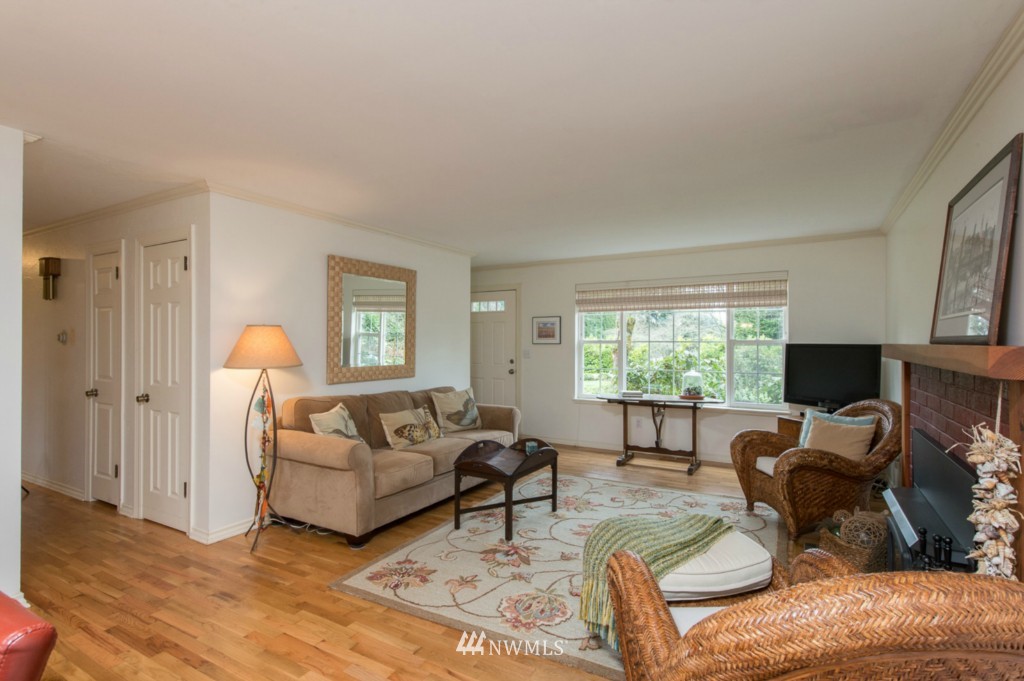 23226 Kingsbury Road Southwest Vashon, WA 98070 - Photo 3 of 24 Gallery Image 3